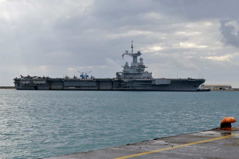 &copy; Reuters. Авианосец ВМС Франции &quot;Шарль де Голль&quot; в порту Лимассола, Кипр