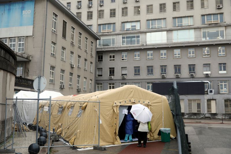 &copy; Reuters. Mulher passa por triagem em hospital de Lisboa