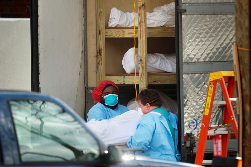 © Reuters. Healthcare workers transfer a body at Kingsbrook Jewish Medical Center in the Brooklyn borough of New York