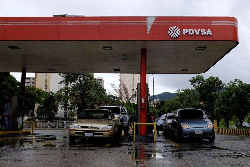 &copy; Reuters. Motorists line up for fuel at a gas station of the Venezuelan state-owned oil company PDVSA in Caracas