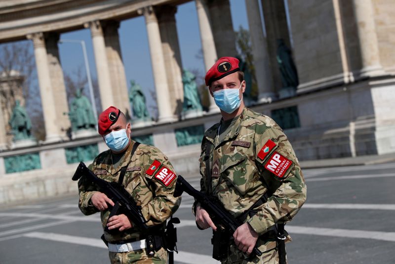 &copy; Reuters. Agentes de segurança em praça deserta de Budapeste