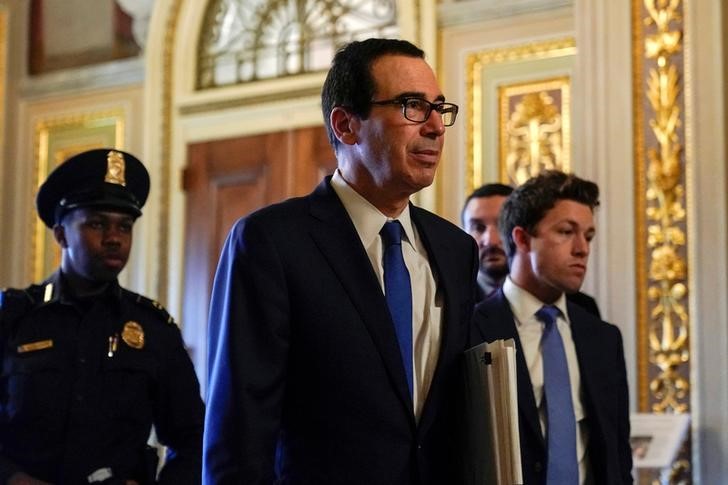 &copy; Reuters. U.S. Secretary of the Treasury Mnuchin walks to the meeting for a coronavirus relief package in Washington