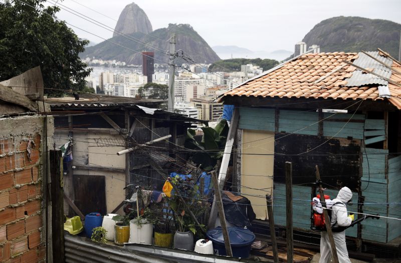 © Reuters. Voluntários desinfetam vielas da comunidade Santa Marta, Rio de Janeiro