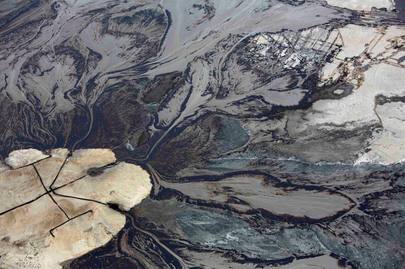 © Reuters. FILE PHOTO: Oil goes into a tailings pond at the Suncor oil sands operations near Fort McMurray.