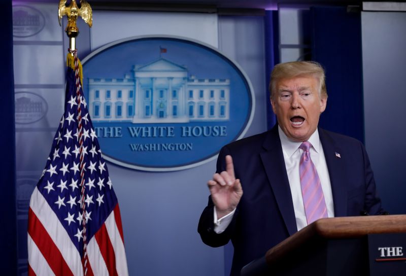 &copy; Reuters. President Donald Trump leads the coronavirus response daily briefing in Washington