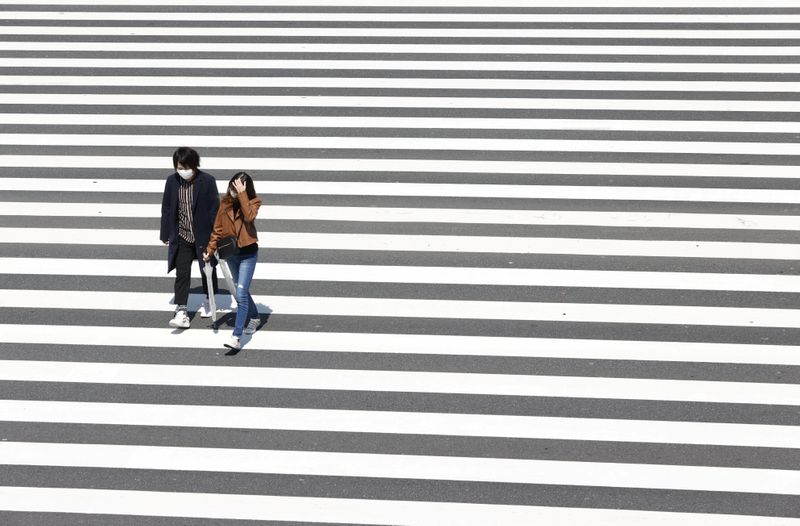 &copy; Reuters. People walk on the crosswalk in Tokyo