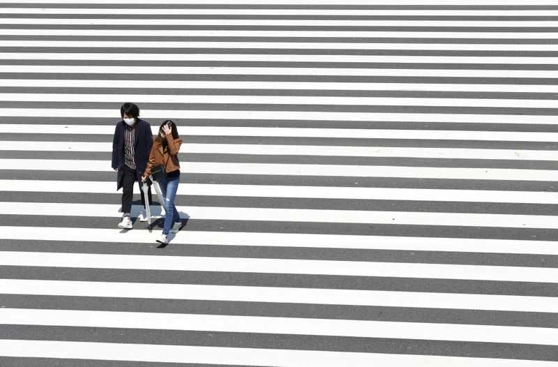 © Reuters. People walk on the crosswalk in Tokyo