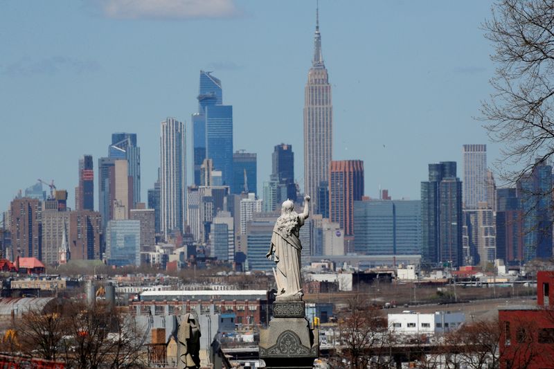 &copy; Reuters. Manhattan skyline is seen behind Linden Hill Cemetery during outbreak of coronavirus disease (COVID-19) in New York