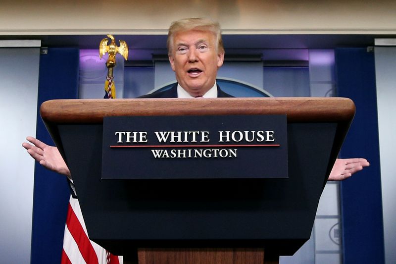 &copy; Reuters. FOTO DE ARCHIVO: El presidente de los Estados Unidos Donald Trump habla durante la sesión informativa diaria de respuesta al coronavirus en la Casa Blanca en Washington, EEUU