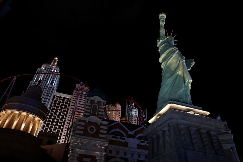 &copy; Reuters. Una réplica de la Estatua de la Libertad está iluminada mientras continúa la propagación de la enfermedad coronavirus (COVID-19), en las afueras del New York-New York Resort &amp; Casino en Las Vegas