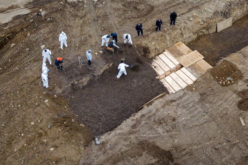 &copy; Reuters. FILE PHOTO: Drone pictures show bodies being buried on New York&apos;s Hart Island amid the coronavirus disease (COVID-19) outbreak in New York City