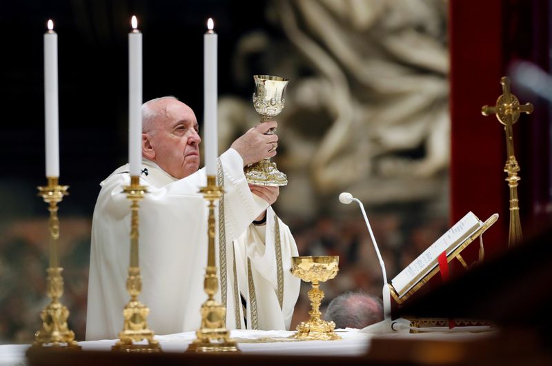 &copy; Reuters. Pope Francis leads an Easter vigil service with no public participation due to the coronavirus (COVID-19) outbreak, in Vatican