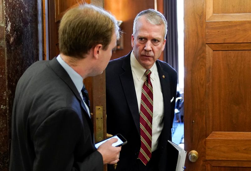 &copy; Reuters. FOTO DE ARCHIVO. El senador republicano Dan Sullivan deja una rueda de prensa sobre la pandemia de coronavirus en el Capitolio, en Washington.  Enero, 2020. REUTERS/Joshua Roberts