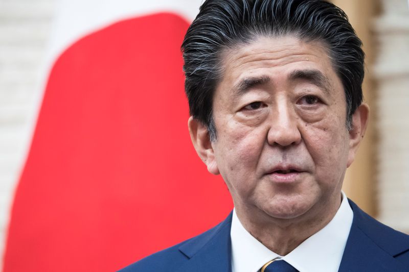 &copy; Reuters. اتهامات لرئيس وزراء اليابان بعدم الإحساس بمواطنيه بعد فيديو على تويتر