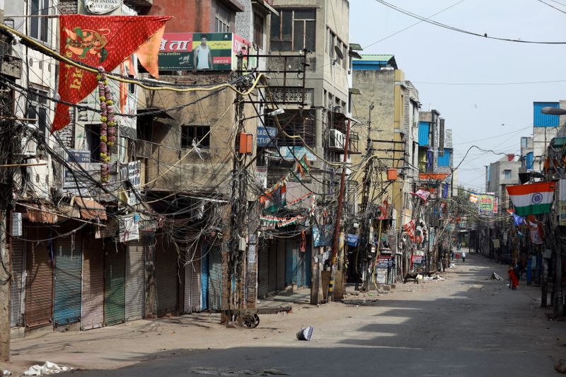 &copy; Reuters. FILE PHOTO: A nearly deserted wholesale market is seen during lockdown to limit the spread of coronavirus in the old quarters of Delhi