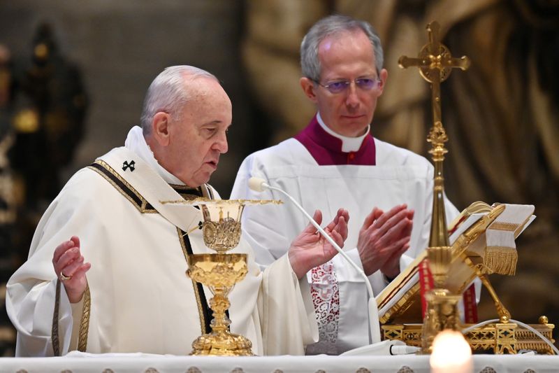 &copy; Reuters. Pope Francis holds Easter Sunday Mass with no public