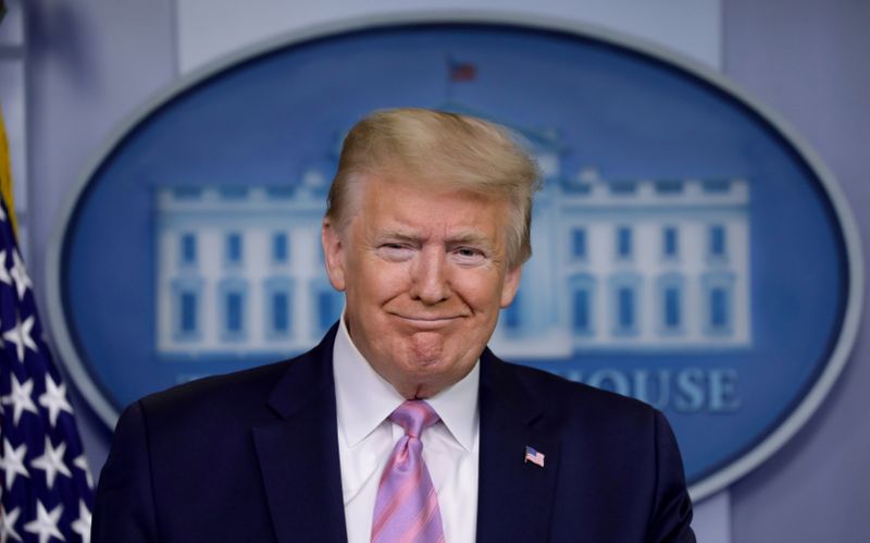 &copy; Reuters. El presidente de Estados Unidos, Donald Trump, asiste a una conferencia de prensa en la Casa Blanca. Abril 10, 2020. REUTERS/Yuri Gripas