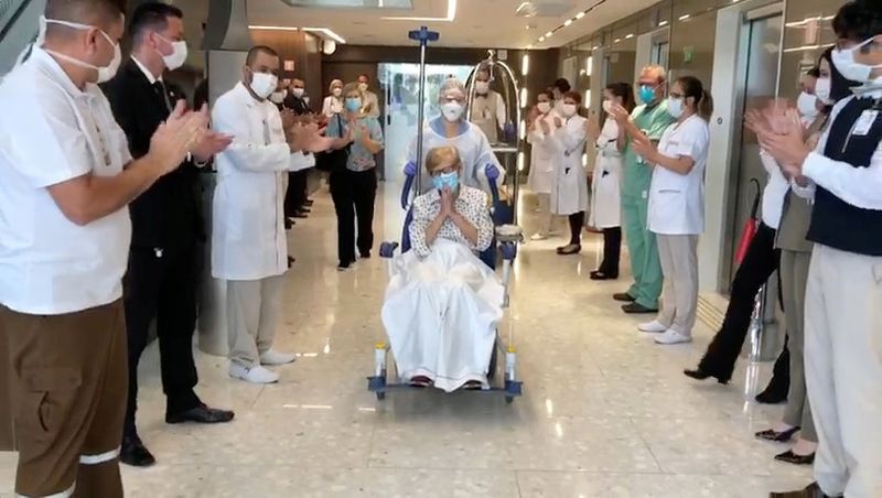 © Reuters. Video grab of Brazilian Gina Dal Colleto, the 97-year-old survivor of the coronavirus disease (COVID-19)