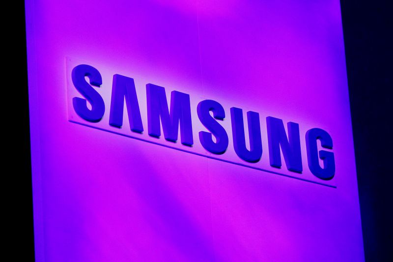 &copy; Reuters. FILE PHOTO: The company logo is displayed at the Samsung news conference at the Consumer Electronics Show (CES) in Las Vegas