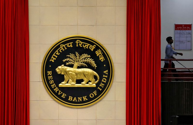 &copy; Reuters. FILE PHOTO: A worker walks past the logo of Reserve Bank of India inside its office in New Delhi