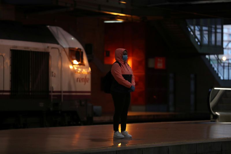 &copy; Reuters. Un viajero con una mascarilla espera un tren en la estación de Atocha