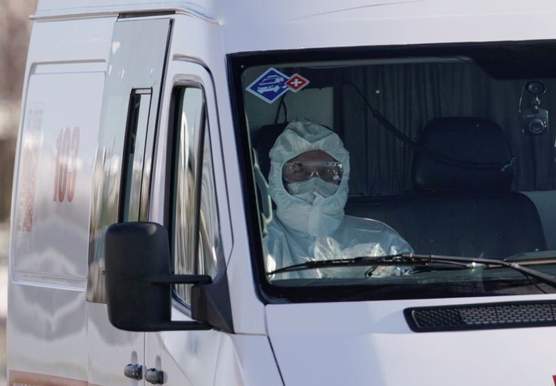 &copy; Reuters. Médico com roupa de proteção aguarda em ambulância na região de Moscou
