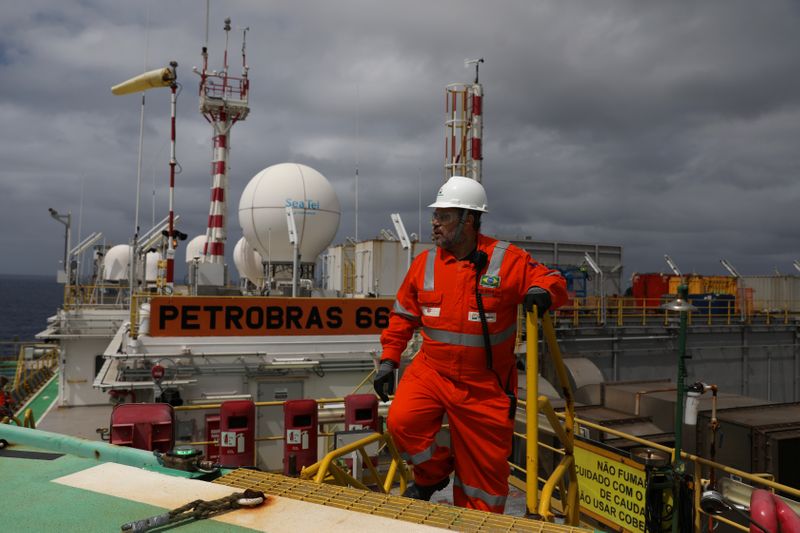 © Reuters. Funcionário da Petrobras caminha em heliporto da plataforma P-66 no Rio de Janeiro