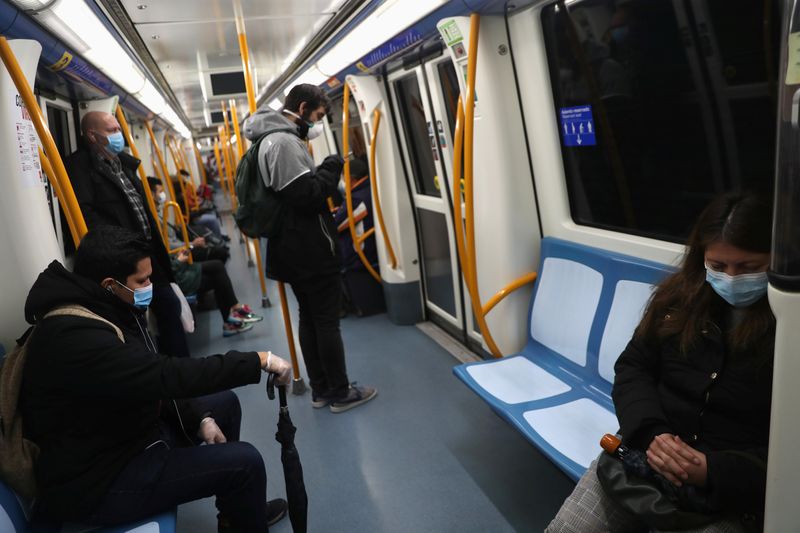 &copy; Reuters. Passageiros mantêm distanciamento em metrô de Madri