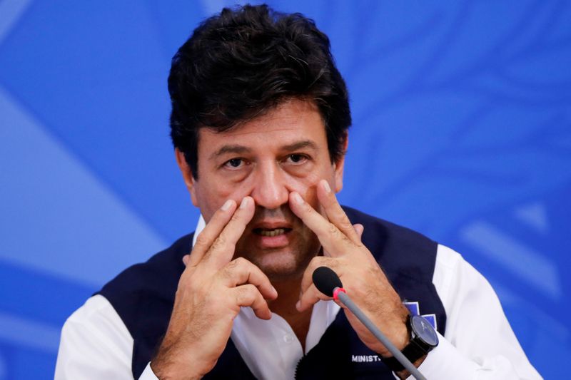 © Reuters. Brazil's Minister of Health Luiz Henrique Mandetta gestures during a news conference, amid the coronavirus disease (COVID-19) outbreak in Brasilia