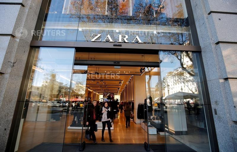 &copy; Reuters. FILE PHOTO: People leave a Zara store, an Inditex brand, in central Barcelona