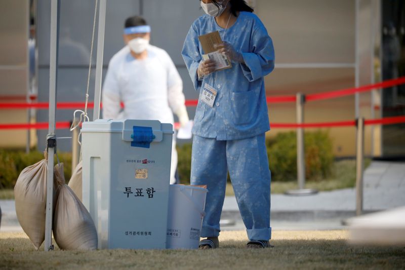 &copy; Reuters. Paciente sul-coreano infectado pelo coronavírus vota na eleição parlamentar do país