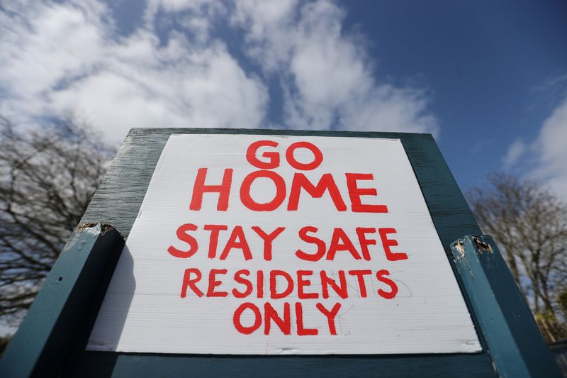 &copy; Reuters. Placa pede que pessoas fiquem em casa para evitar disseminação do coronavírus em Eyam, no Reino Unido