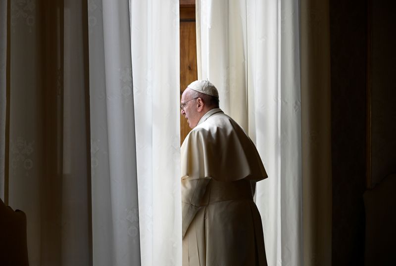 &copy; Reuters. Papa Francisco olha pela janela no Palácio Apostólico no Vaticano