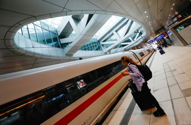 &copy; Reuters. Passageira espera por trem de alta velocidade em estação no aeroporto de Frankfurt