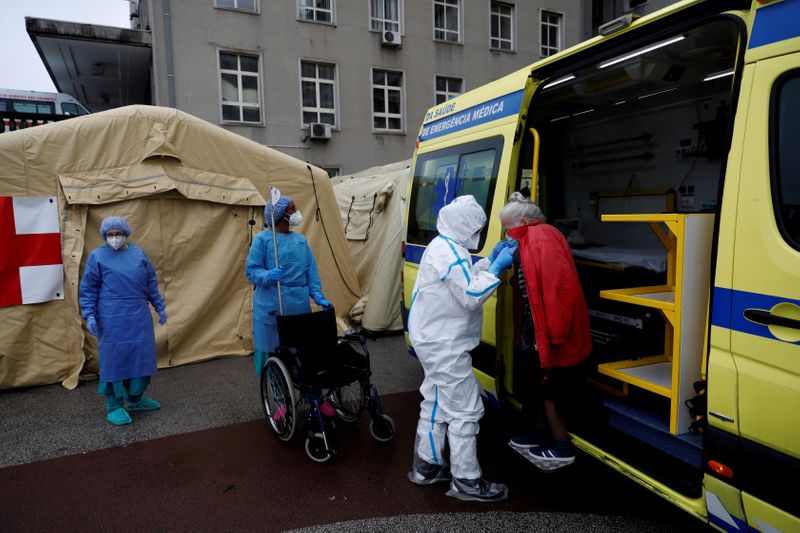 &copy; Reuters. FOTO DE ARCHIVO: Una mujer mayor llega a un área de triaje en el hospital de Santa María durante el brote de la enfermedad coronavirus (COVID-19) en Lisboa