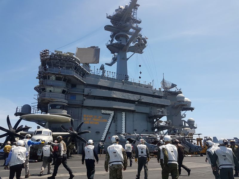 © Reuters. Porta-aviões  USS Theodore Roosevelt, fotografado no Mar do Sul da China