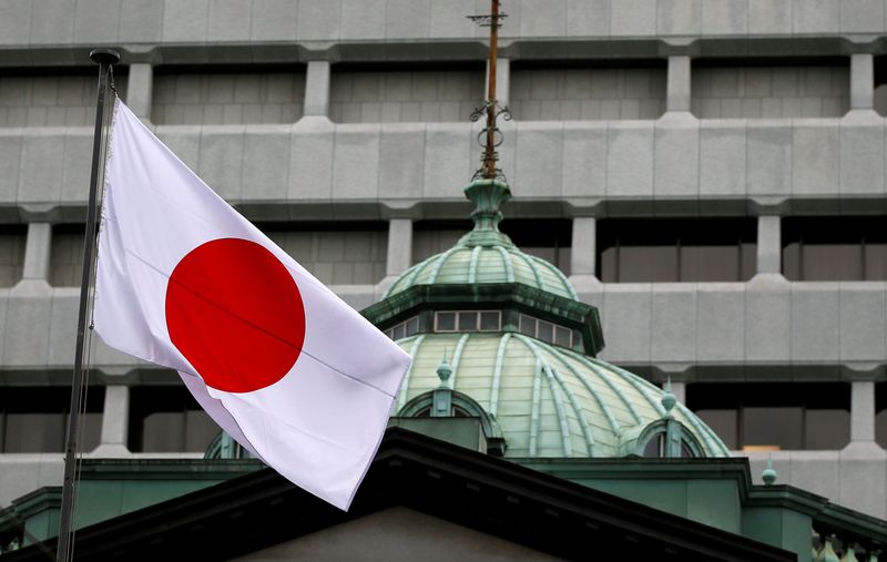 &copy; Reuters. Una bandiera giapponese sul tetto della sede centrale della Bank of Japan a Tokyo