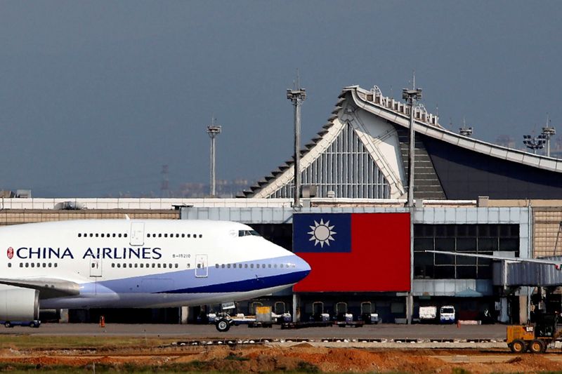 &copy; Reuters. FILE PHOTO: A China Airlines Boeing 747 passenger plane takes off near a Taiwanese national flag at Taoyuan International Airport
