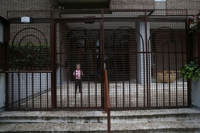 © Reuters. Susana Cristo Anzola and her daughter Olivia, a 4-year-old on the autism spectrum, go back to the confinement of their home during the lockdown amid the coronavirus disease (COVID-19) outbreak in Madrid