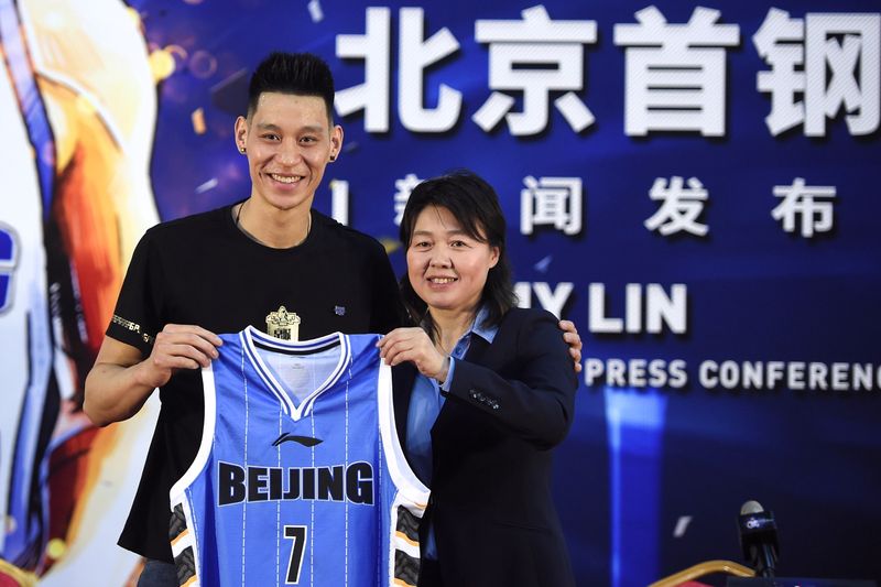 &copy; Reuters. Former NBA star Jeremy Lin poses with his Beijing Ducks jersey at a news conference in Beijing