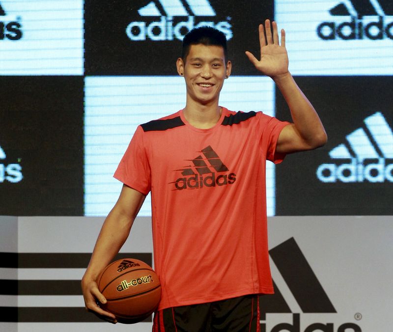 © Reuters. NBA player Jeremy Lin of Los Angeles Lakers attends a promotional event as part of his Asia tour in Taipei, Taiwan