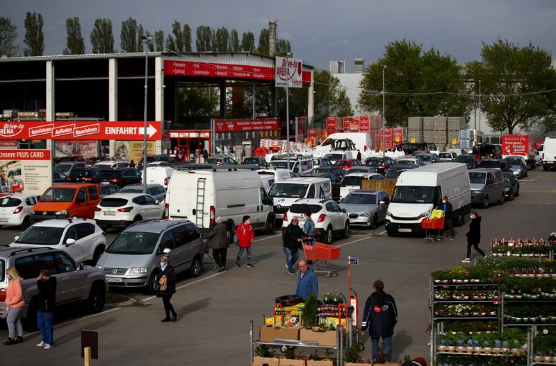 © Reuters. Vista general del área de estacionamiento de una ferretería durante la reapertura parcial de las tiendas en Viena, Austria, el 14 de abril de 2020