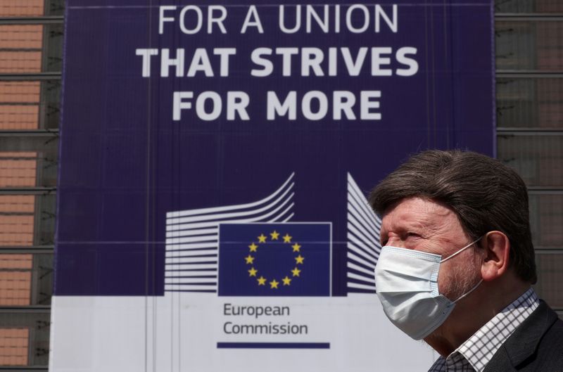 &copy; Reuters. Un uomo cammina vicino all&apos;ingresso del quartier generale della Commissione europea, a Bruxelles, 9 aprile 2020