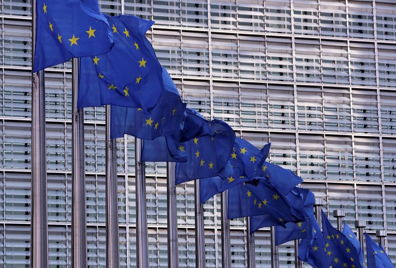 &copy; Reuters. Bandiere dell&apos;Unione europea all&apos;ingresso del quartier generale della Commissione Ue a Bruxelles, 19 febbraio 2020