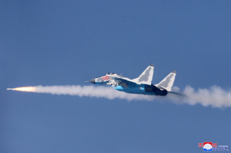 &copy; Reuters. Caça faz demonstração militar na Coreia do Norte