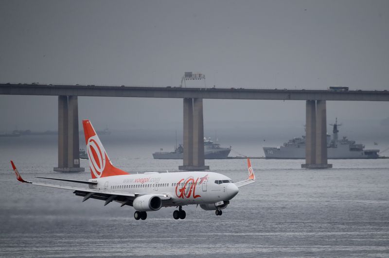 © Reuters. Boeing 737-700, operado pela Gol, pousa no aeroporto Santos Dumont, no Rio de Janeiro