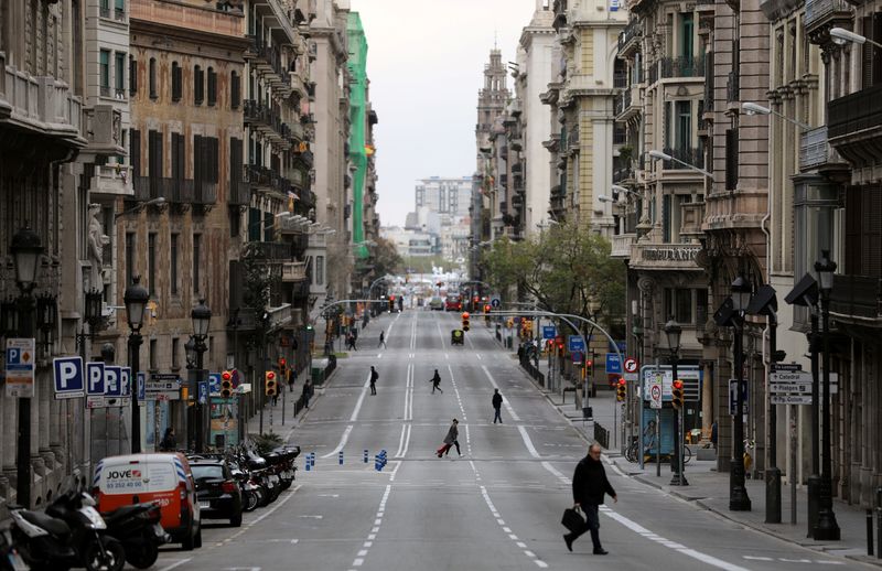 &copy; Reuters. FOTO DE ARCHIVO: Gente caminando por la Via Laietana durante el brote de coronavirus en Barcelona