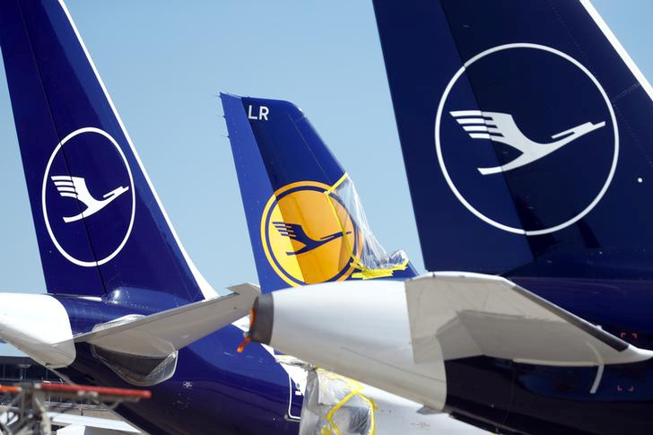 © Reuters. FILE PHOTO: Planes of German airline Lufthansa parked at Frankfurt airport