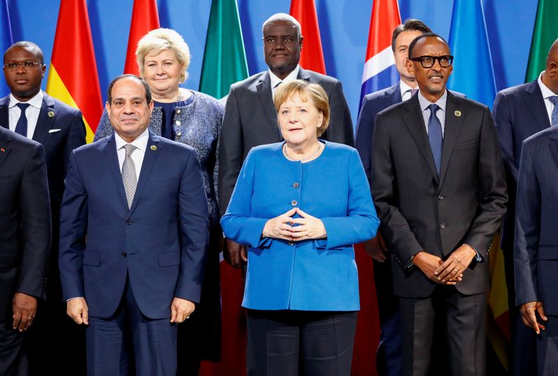 &copy; Reuters. FOTO DE ARCHIVO: La canciller alemana, Angela Merkel, junto a otros líderes mundiales en Berlín
