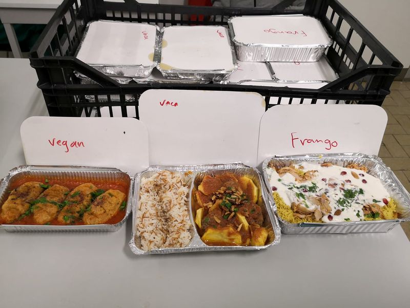 &copy; Reuters. Comida preparada por refugiados sírios para profissionais de saúde em Lisboa